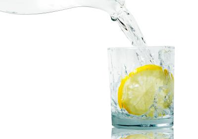 Frisches Wasser mit Zitrone