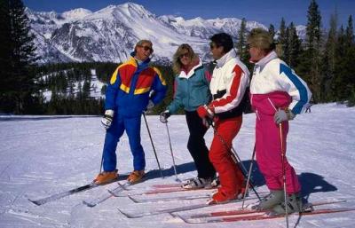 Skifahrer unterhalten sich auf der Piste